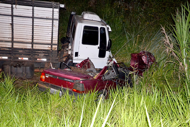 Acidente entre caminhão boiadeiro e carro faz uma vítima fatal na SP-294