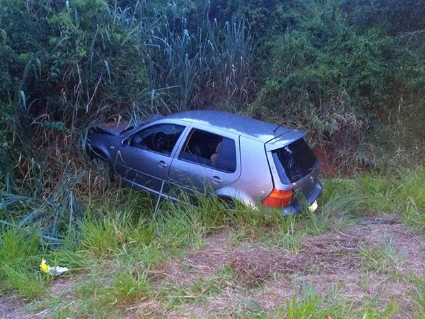 Motorista fica ferido ao colidir contra barranco na SP-294