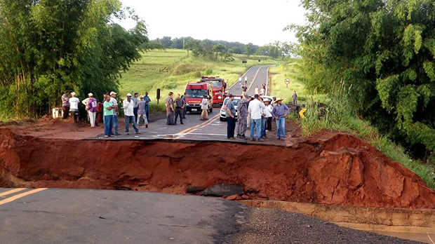 Após queda de ponte veículo cai no Rio Iacri e duas pessoas morrem