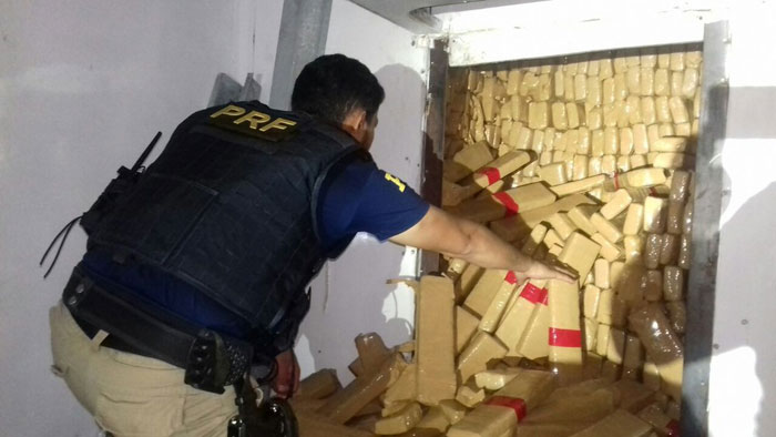 PRF apreende cerca de 2,4 toneladas de maconha em caminhão frigorífico em Guaíra