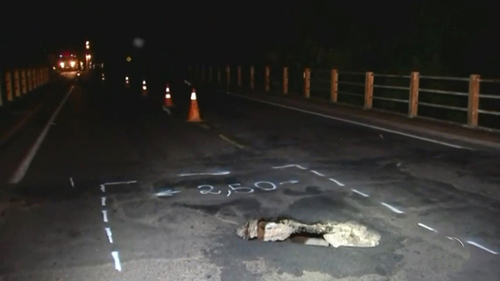 Buraco em ponte interdita parte de pista da SP-425