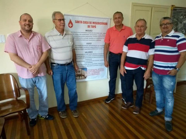 Torcedores do Palmeiras fazem doação para Santa Casa