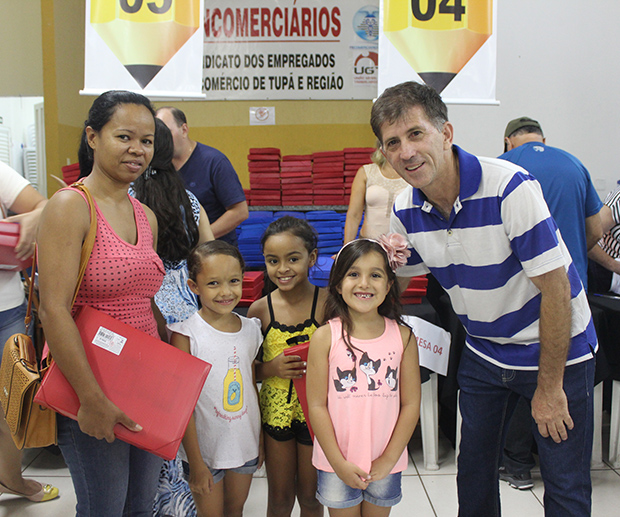 Sincomerciários entrega 1.400 kits de material escolar gratuito