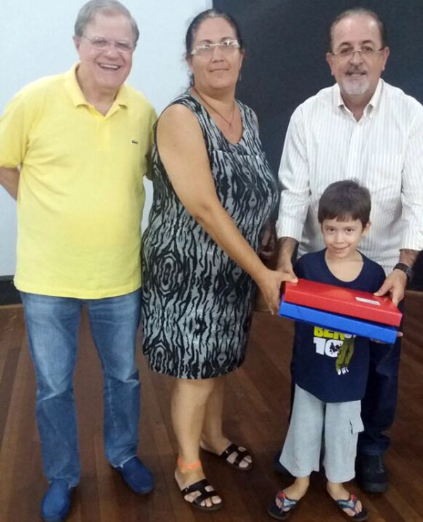 Entrega de kits da material escolar acontece em toda a região