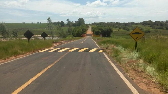 Trecho de rodovia engolido por cratera é liberado após 16 dias de interdição