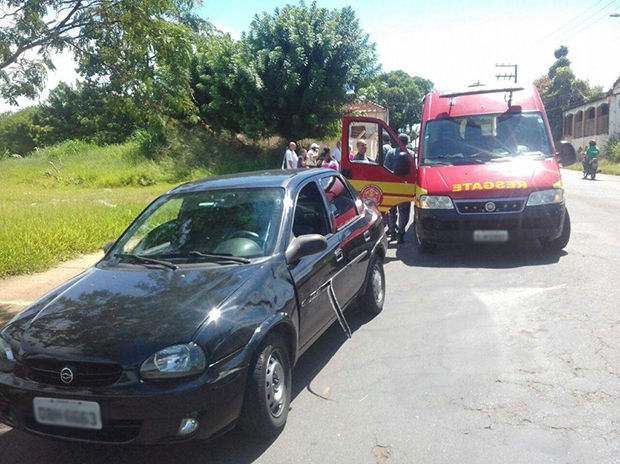 Tupãense sofre ferimentos em colisão entre carro e moto