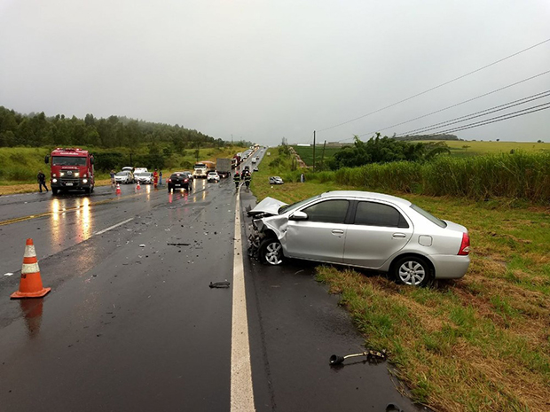 Acidente envolvendo quatro veículos na rodovia deixa feridos em Pompeia