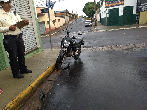 Moto tenta ultrapassar veículo e provoca acidente na Avenida Marília