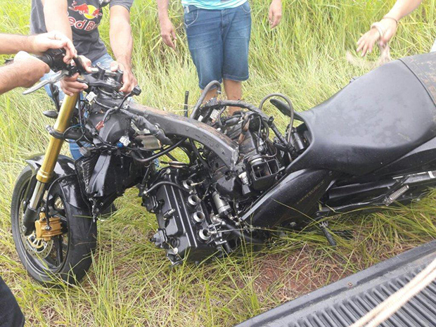 Acidente entre carro e moto deixa jovem gravemente ferido