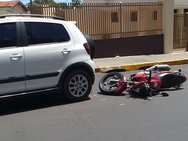 Moto colide na traseira de carro na rua Nhambiquaras