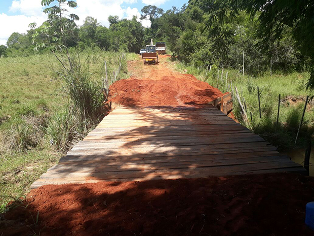 Equipe da Secretaria de Obras recupera ponte da estrada do Piva