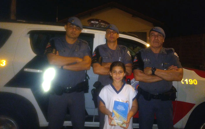 Menina de 9 anos aciona policiais militares de madrugada para entregar presente inusitado