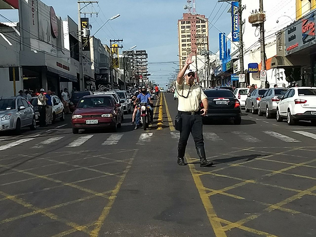 Agentes de trânsito realizaram orientação na avenida Tamoios