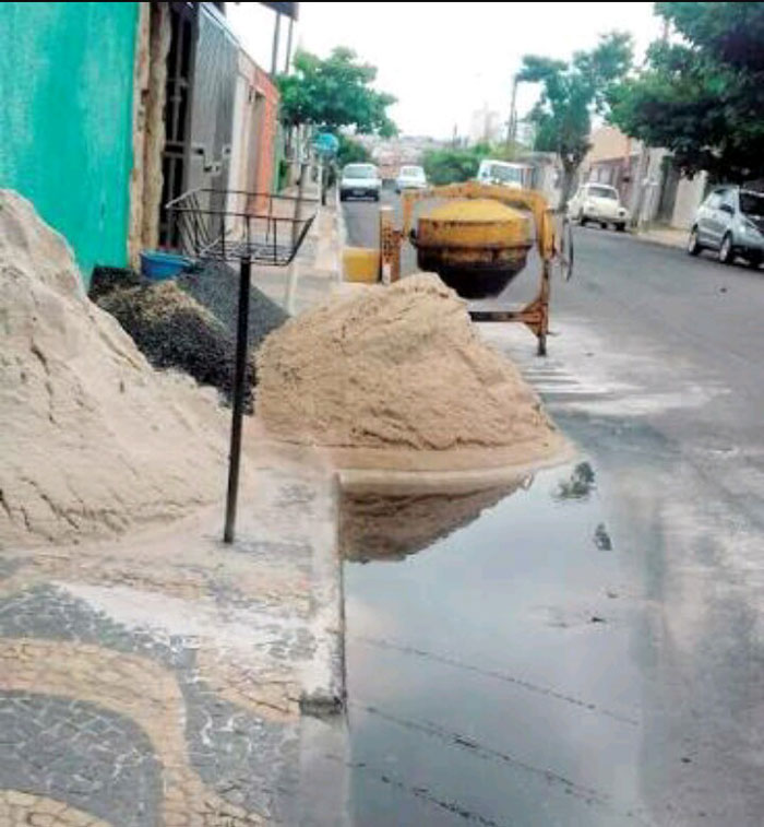 Prefeitura intensifica fiscalização para liberar passagem nas calçadas