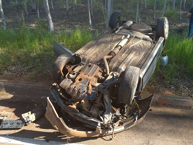 Jovem de 21 anos fica ferido em capotamento na vicinal Tupã x Bastos