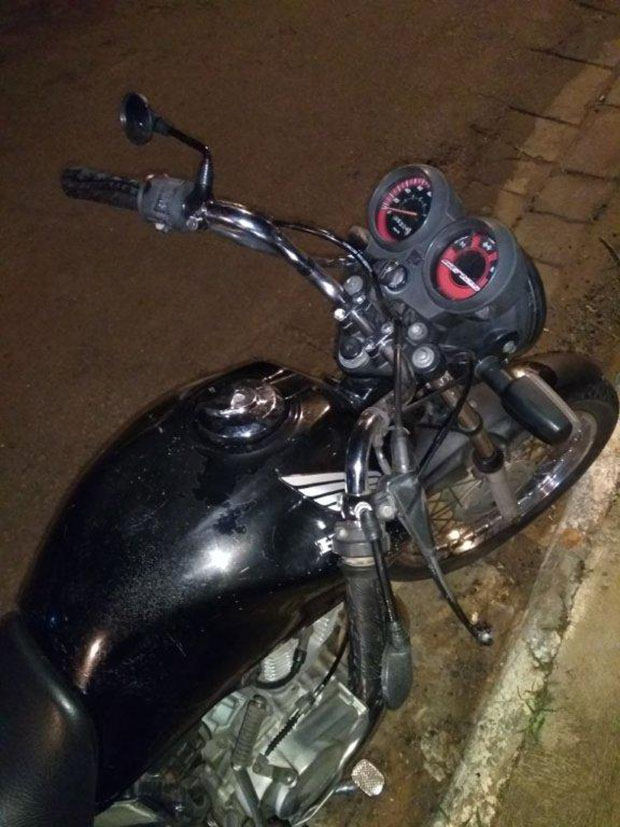 Motociclista perde o controle ao passar por lombada na baixada da Tamoios