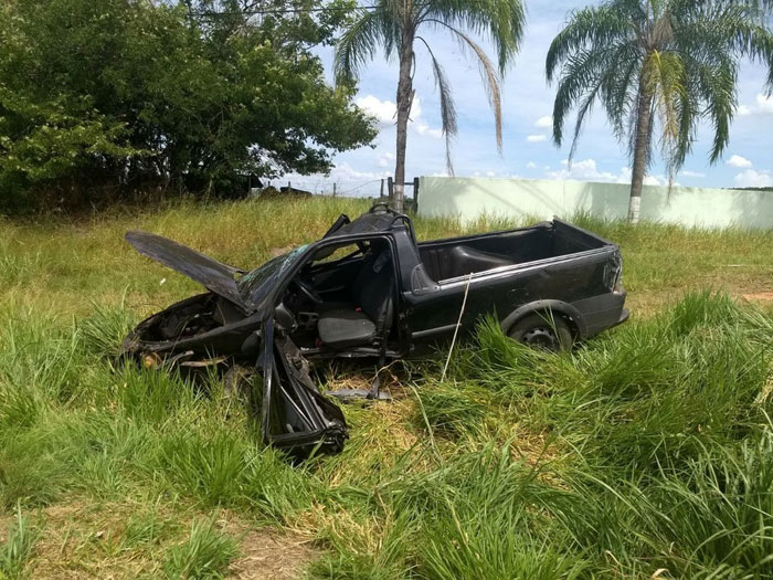 Motorista fica ferido após carro cair em valeta de rodovia em Tupã