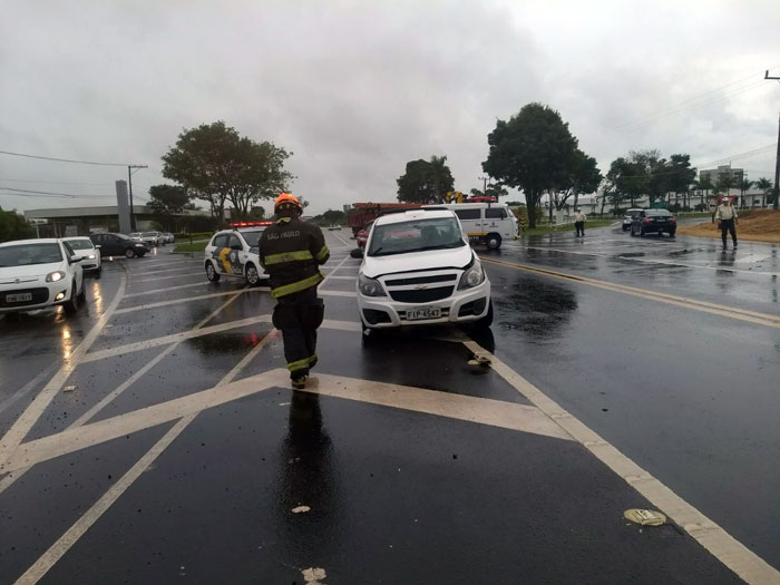 Motorista de pick-up fica preso a ferragens ao se envolver em acidente no trevo