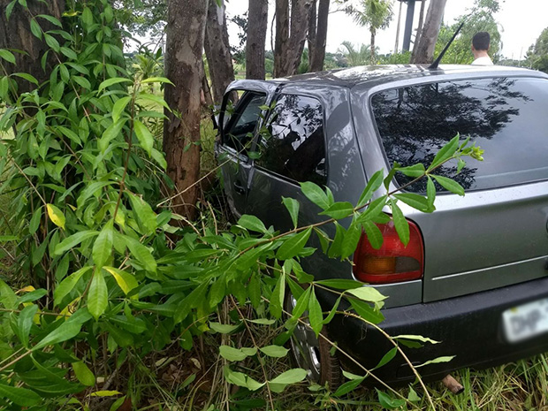 Condutora perde o controle do veículo e colide contra árvore em rotatória