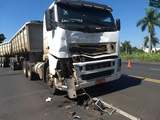 Acidente no trevo de Tupã envolveu três caminhões