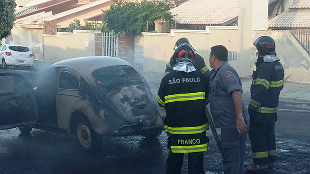 Fusca pega fogo na Vila Tupã Mirim I