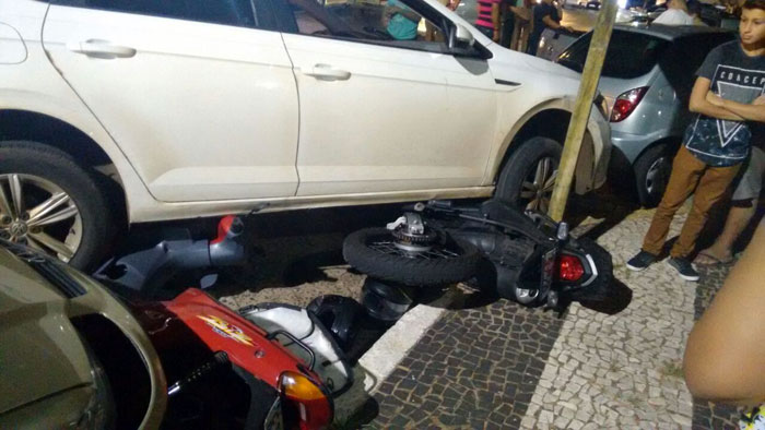 Carro desgovernado atinge duas motos e um veículo na Praça da Bandeira