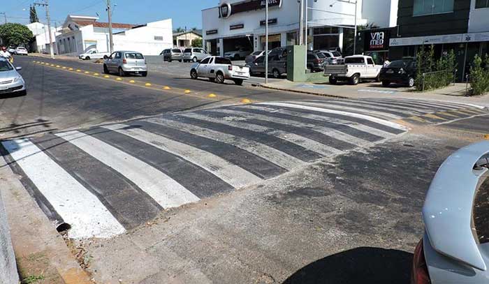 Cidade deverá ter novos pontos com faixas de pedestre elevadas