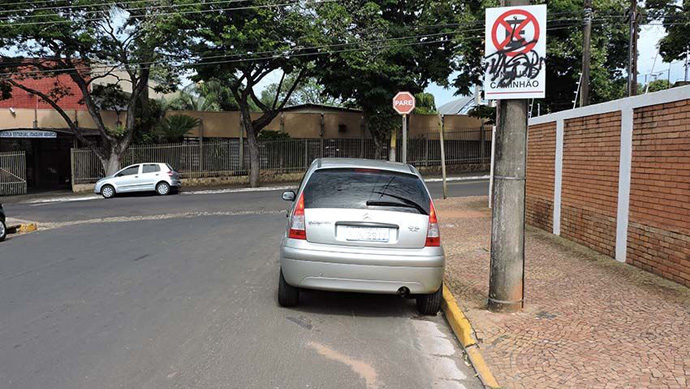 Placas de sinalização pichadas podem confundir motoristas