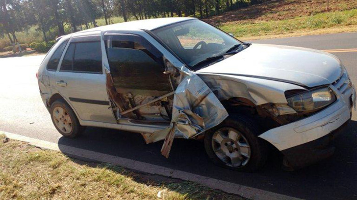 Carro se envolve em acidente com caminhão entre Iacri e Bastos