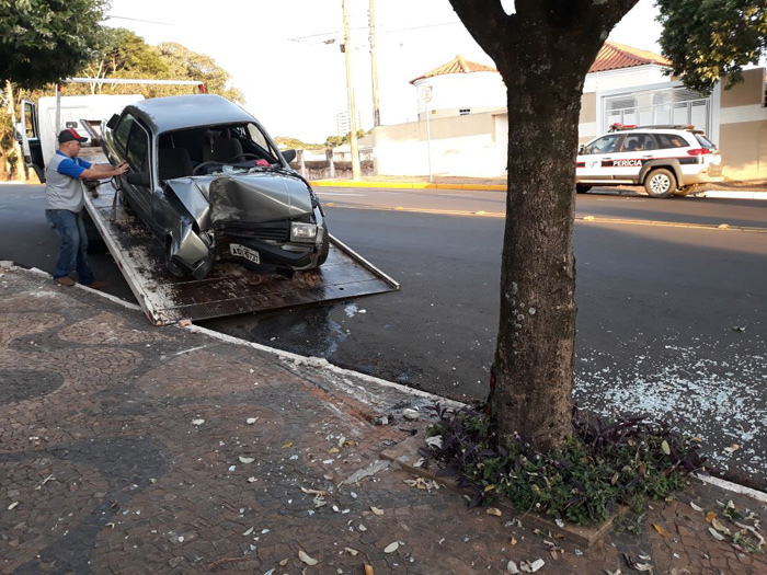 Motorista sem habilitação bate violentamente contra árvore