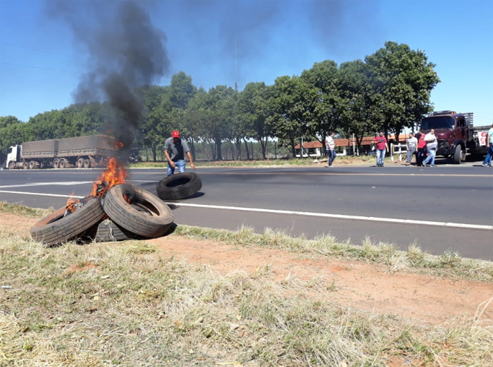 Caminhoneiros fazem protesto em Tupã contra o aumento do diesel