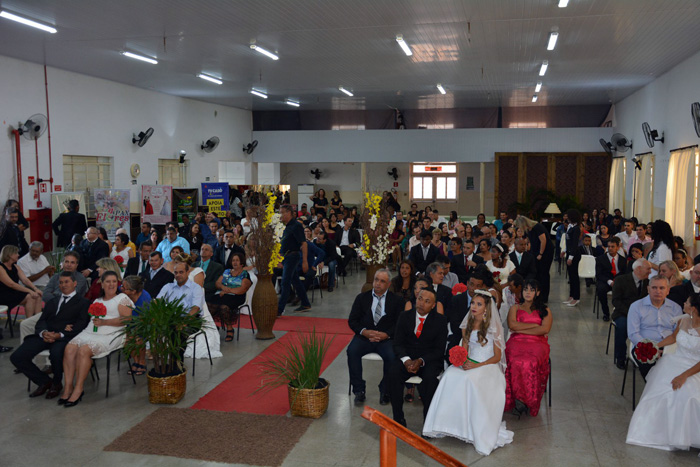 Emoção marca 1º Casamento Comunitário de Tupã