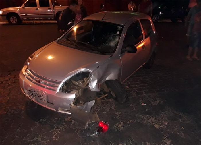 Motorista de carro foge depois de provocar acidente com moto no centro