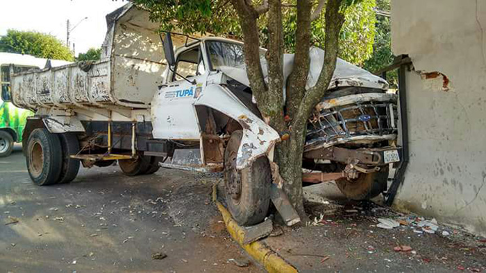 Caminhão da prefeitura perde o freio e bate violentamente em árvore