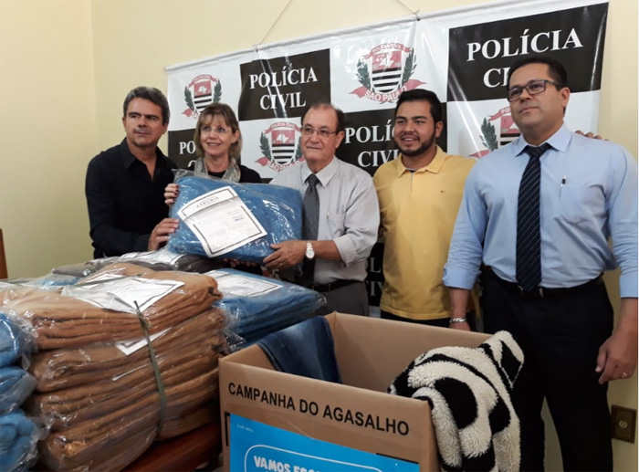 A Polícia Civil doa 60 cobertores novos para a Campanha do Agasalho 2018