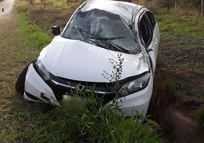 Polícia Rodoviária registra capotamento próximo a Iacri