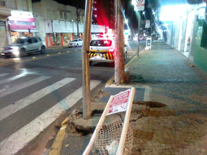 Motorista de carreta leva semáforo, sobe em calçada e danifica lixeira no centro de Tupã