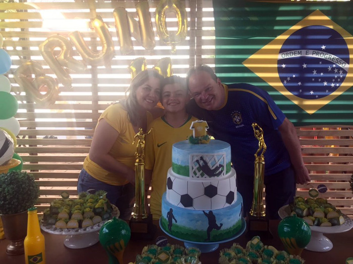 Menino ganha festa no clima de Copa do Mundo no dia do jogo da Seleção Brasileira