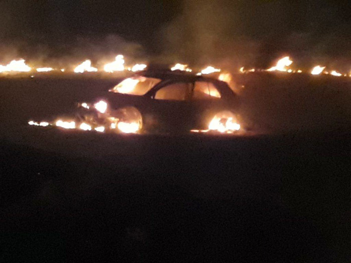 Carro pega fogo após capotar na SP 294