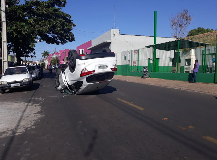 Motorista perde o controle, bate em veículos estacionados e capota na Estados Unidos