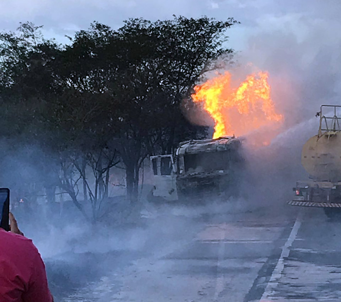 Carreta e caminhão pegam fogo após baterem de frente