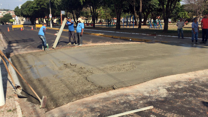 Rua Caingangs recebe implantação de faixa elevada de pedestres