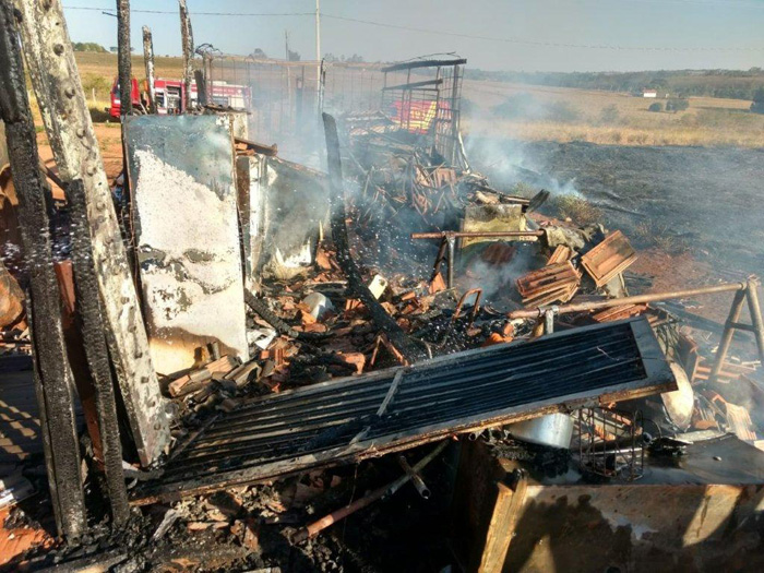 Incêndio destrói casa em chácara no bairro São Martinho