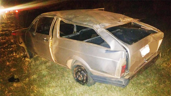 Veículo capota após pneu estourar na rodovia SP 294, em Tupã