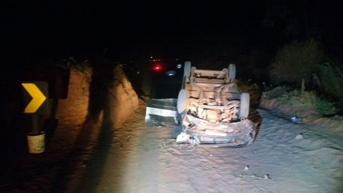 Motorista bate em monte de terra sobre a pista e capota entre Juliânia e Queiroz