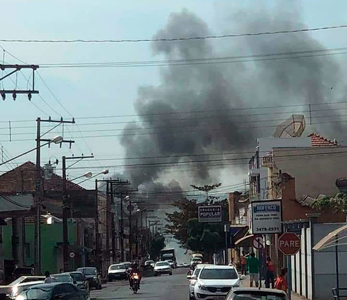 Dez dias após pegar fogo, silo continua a expelir fumaça e traz incômodo para moradores