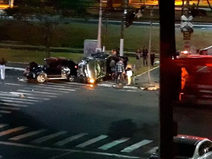 Passageiro morre após carros baterem e um deles atingir semáforo em Marília