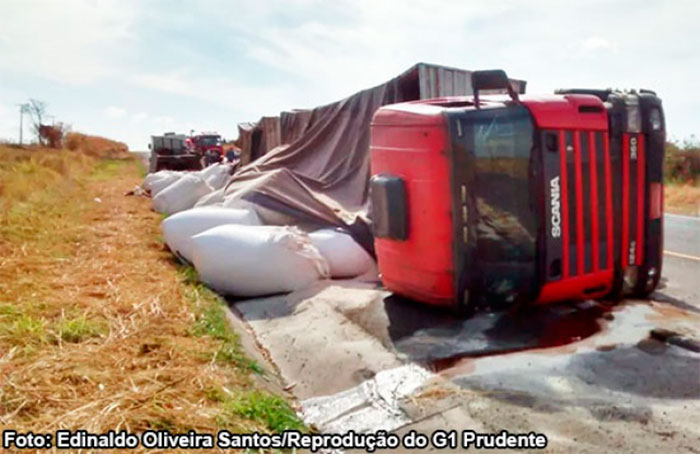 Caminhão carregado com farelo de mandioca tomba na SP 284