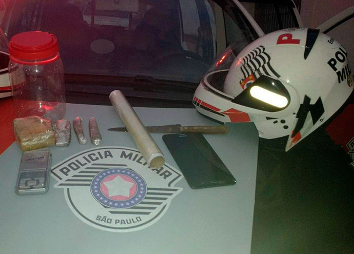 Acusado de tráfico foge da polícia e pede para amigo guardar a droga