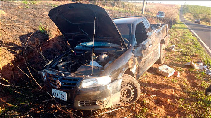 Motorista capota Saveiro na vicinal que liga Iacri a Rinópolis